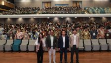 Dirut PTPN IV PalmCo Jatmiko K. Santosa (kedua dari kanan) saat Kuliah Umum di FEB UI. (Foto: Dok. PTPN IV PalmCo)