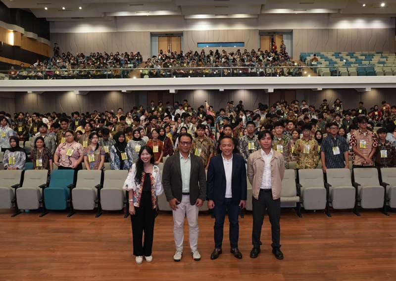 Dirut PTPN IV PalmCo Jatmiko K. Santosa (kedua dari kanan) saat Kuliah Umum di FEB UI. (Foto: Dok. PTPN IV PalmCo)