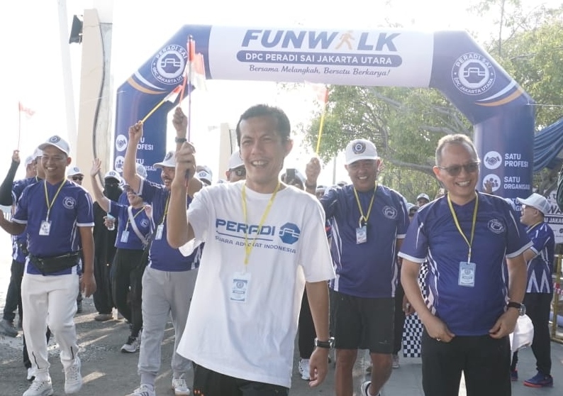 Sekjen DPN Peradi SAI A. Patra M. Zein (kaos putih) bersama jajaran Pengurus DPN, DPC saat mengikuti Fun Walk yang diselenggarakan DPC Peradi SAI Jakarta Utara di Ancol, Sabtu (29/8/2026). (Foto: istimewa)