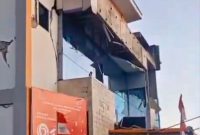 Bangunan di Flores NTT terdampak gempa bumi berkekuatan Magnitudo (M) 7,7, Sabtu (15/8/2026) dini hari. (Foto: Tangkapan Layar Video)