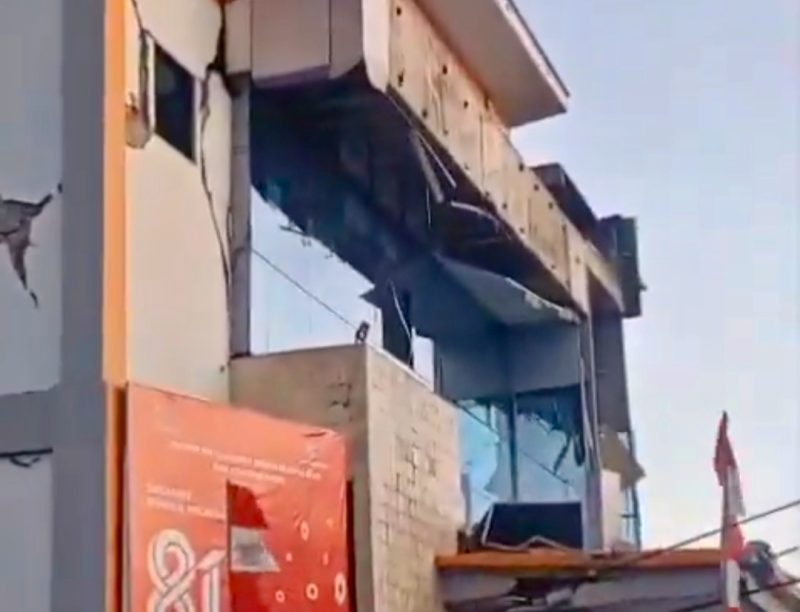 Bangunan di Flores NTT terdampak gempa bumi berkekuatan Magnitudo (M) 7,7, Sabtu (15/8/2026) dini hari. (Foto: Tangkapan Layar Video)