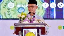 Ketua Umum PP Muhammadiyah Haedar Nashir saat menyampaikan Orasi Kebangsaan bertajuk “Pers Berkemajuan: Relasi Media, Agama, dan Semangat Kebangsaan” dalam rangkaian Hari Pers dan Literasi Muhammadiyah 2026 di Auditorium K.H. Ahmad Azhar Basyir, Universitas Muhammadiyah Jakarta (UMJ), Kamis (13/8/2026). (Foto: Dok. Humas UMJ)