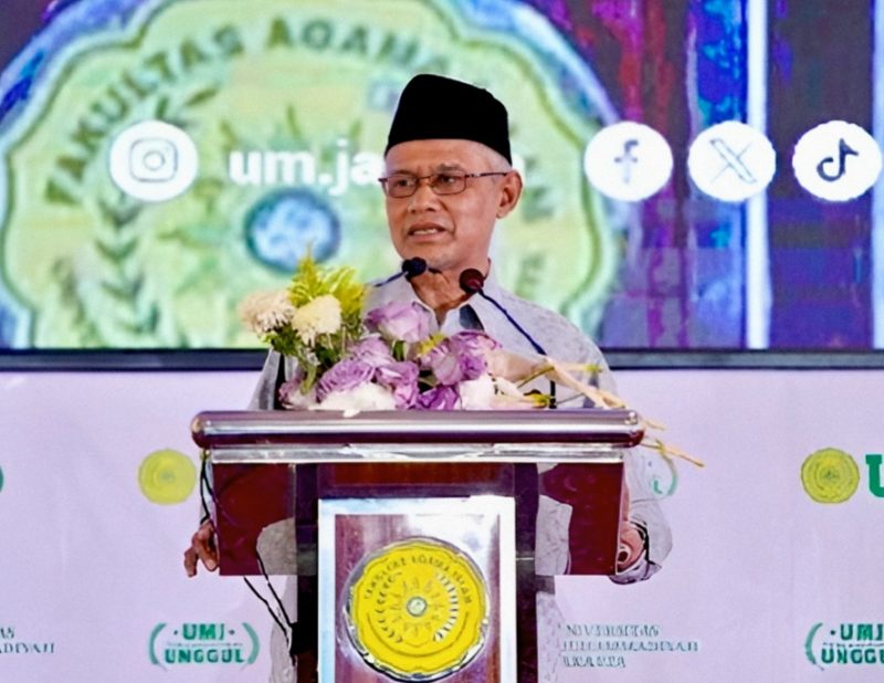 Ketua Umum PP Muhammadiyah Haedar Nashir saat menyampaikan Orasi Kebangsaan bertajuk “Pers Berkemajuan: Relasi Media, Agama, dan Semangat Kebangsaan” dalam rangkaian Hari Pers dan Literasi Muhammadiyah 2026 di Auditorium K.H. Ahmad Azhar Basyir, Universitas Muhammadiyah Jakarta (UMJ), Kamis (13/8/2026). (Foto: Dok. Humas UMJ)