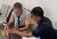 WNA asal Algeria berinisial BKH (47) dideportasi Kantor Imigrasi Kelas I TPI Denpasar setelah selesai menjalani hukuman di Rutan Bangli melalui Bandar Udara Internasional I Gusti Ngurah Rai, Bali, Jumat (21/8/2026). (Foto: Dok. Kanim Denpasar)