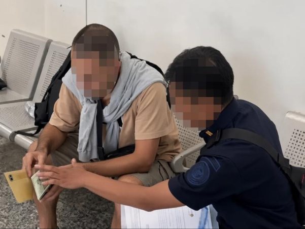 WNA asal Algeria berinisial BKH (47) dideportasi Kantor Imigrasi Kelas I TPI Denpasar setelah selesai menjalani hukuman di Rutan Bangli melalui Bandar Udara Internasional I Gusti Ngurah Rai, Bali, Jumat (21/8/2026). (Foto: Dok. Kanim Denpasar)