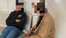 Petugas Imigrasi Ngurah Rai mengamankan WNA Australia berinisial BA setelah video yang diduga memperlihatkan aksi asusila di Bali viral di media sosial. (Foto: Kanim Ngurah Rai)
