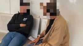 Petugas Imigrasi Ngurah Rai mengamankan WNA Australia berinisial BA setelah video yang diduga memperlihatkan aksi asusila di Bali viral di media sosial. (Foto: Kanim Ngurah Rai)
