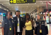 Petugas Imigrasi Ngurah Rai mengawal ketat proses deportasi WN Nigeria berinisial IO melalui Bandara Internasional I Gusti Ngurah Rai Bali, Selasa (18/8/2026). (Foto: Dok. Kanim Ngurah Rai)