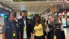 Petugas Imigrasi Ngurah Rai mengawal ketat proses deportasi WN Nigeria berinisial IO melalui Bandara Internasional I Gusti Ngurah Rai Bali, Selasa (18/8/2026). (Foto: Dok. Kanim Ngurah Rai)