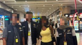 Petugas Imigrasi Ngurah Rai mengawal ketat proses deportasi WN Nigeria berinisial IO melalui Bandara Internasional I Gusti Ngurah Rai Bali, Selasa (18/8/2026). (Foto: Dok. Kanim Ngurah Rai)