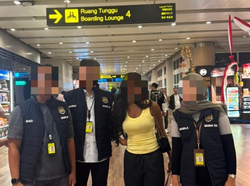 Petugas Imigrasi Ngurah Rai mengawal ketat proses deportasi WN Nigeria berinisial IO melalui Bandara Internasional I Gusti Ngurah Rai Bali, Selasa (18/8/2026). (Foto: Dok. Kanim Ngurah Rai)