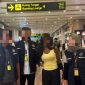 Petugas Imigrasi Ngurah Rai mengawal ketat proses deportasi WN Nigeria berinisial IO melalui Bandara Internasional I Gusti Ngurah Rai Bali, Selasa (18/8/2026). (Foto: Dok. Kanim Ngurah Rai)