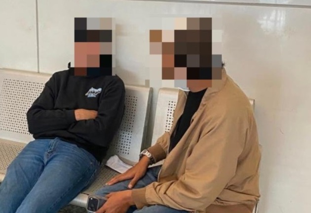 Petugas Imigrasi Ngurah Rai mengamankan WNA Australia berinisial BA setelah video yang diduga memperlihatkan aksi asusila di Bali viral di media sosial. (Foto: Kanim Ngurah Rai)