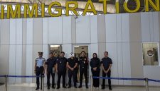 Kantor Imigrasi Kelas II Non-TPI Ponorogo mendeportasi WNA asal Tiongkok berinisial DY melalui Bandara Internasional Juanda, Surabaya, Jawa Timur, Kamis (6/8/2026). (Foto: Dok. Kanim Ponorogo)