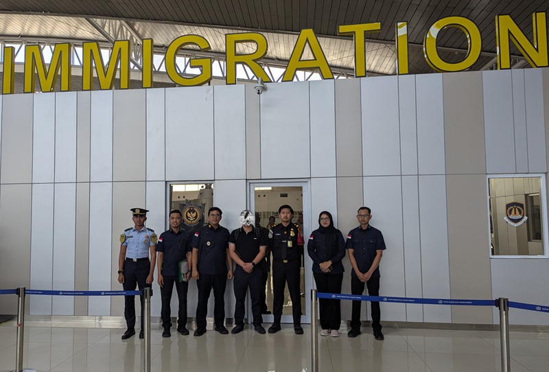 Kantor Imigrasi Kelas II Non-TPI Ponorogo mendeportasi WNA asal Tiongkok berinisial DY melalui Bandara Internasional Juanda, Surabaya, Jawa Timur, Kamis (6/8/2026). (Foto: Dok. Kanim Ponorogo)