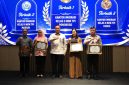 Pemberian penghargaan pada kegiatan Analisis dan Evaluasi (Anev) Capaian Kinerja Semester I Tahun 2026 yang diselenggarakan Kanwil Ditjen Imigrasi Jawa Timur di Malang, Jumat (31/7/2026). (Foto: Dok. Kanim Ponorogo)