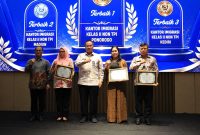 Pemberian penghargaan pada kegiatan Analisis dan Evaluasi (Anev) Capaian Kinerja Semester I Tahun 2026 yang diselenggarakan Kanwil Ditjen Imigrasi Jawa Timur di Malang, Jumat (31/7/2026). (Foto: Dok. Kanim Ponorogo)