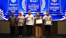 Pemberian penghargaan pada kegiatan Analisis dan Evaluasi (Anev) Capaian Kinerja Semester I Tahun 2026 yang diselenggarakan Kanwil Ditjen Imigrasi Jawa Timur di Malang, Jumat (31/7/2026). (Foto: Dok. Kanim Ponorogo)