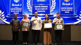 Pemberian penghargaan pada kegiatan Analisis dan Evaluasi (Anev) Capaian Kinerja Semester I Tahun 2026 yang diselenggarakan Kanwil Ditjen Imigrasi Jawa Timur di Malang, Jumat (31/7/2026). (Foto: Dok. Kanim Ponorogo)