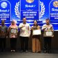 Pemberian penghargaan pada kegiatan Analisis dan Evaluasi (Anev) Capaian Kinerja Semester I Tahun 2026 yang diselenggarakan Kanwil Ditjen Imigrasi Jawa Timur di Malang, Jumat (31/7/2026). (Foto: Dok. Kanim Ponorogo)