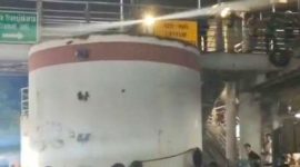 Truk trailer yang mengangkut tangki tersangkut di JPO depan Pasar Kramat Jati, Jalan Raya Bogor, Jakarta Timur, Minggu (16/8/2026) dini hari. (Foto: istimewa)
