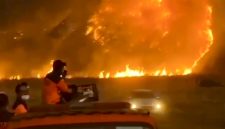 Kebakaran di Kawasan Wisata Gunung Bromo Kabupaten Lumajang Jawa Timur, Sabtu (8/8/2026). (Foto: tangkapan layar video)