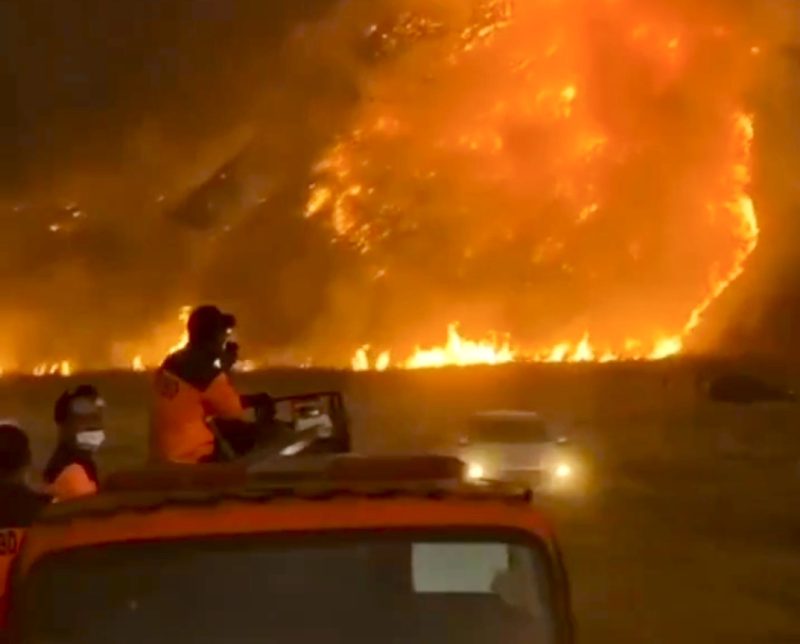 Kebakaran di Kawasan Wisata Gunung Bromo Kabupaten Lumajang Jawa Timur, Sabtu (8/8/2026). (Foto: tangkapan layar video)