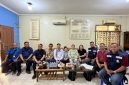 Anggota DPRD DKI Jakarta Fraksi PSI (Kelima dari kiri) bersama pihak Mikrotrans, TransJakarta, pihak korban, serta perwakilan warga setempat di Kantor Sekretariat RW 10 Tomang, Grogol Petamburan, Jakarta Barat, pada Rabu (5/8/2026). (Foto: istimewa)