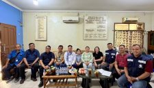 Anggota DPRD DKI Jakarta Fraksi PSI (Kelima dari kiri) bersama pihak Mikrotrans, TransJakarta, pihak korban, serta perwakilan warga setempat di Kantor Sekretariat RW 10 Tomang, Grogol Petamburan, Jakarta Barat, pada Rabu (5/8/2026). (Foto: istimewa)