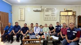 Anggota DPRD DKI Jakarta Fraksi PSI (Kelima dari kiri) bersama pihak Mikrotrans, TransJakarta, pihak korban, serta perwakilan warga setempat di Kantor Sekretariat RW 10 Tomang, Grogol Petamburan, Jakarta Barat, pada Rabu (5/8/2026). (Foto: istimewa)