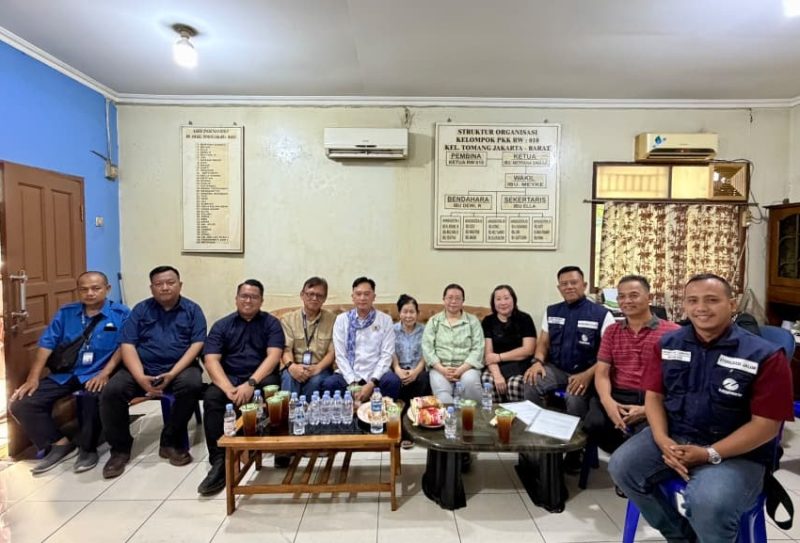 Anggota DPRD DKI Jakarta Fraksi PSI (Kelima dari kiri) bersama pihak Mikrotrans, TransJakarta, pihak korban, serta perwakilan warga setempat di Kantor Sekretariat RW 10 Tomang, Grogol Petamburan, Jakarta Barat, pada Rabu (5/8/2026). (Foto: istimewa)