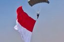 Aksi penerjun Kopassus saat peringatan HUT ke-81 RI di langit Monas, Jakarta, Senin (17/8/2026). (Foto: Tangkapan Layar Video)