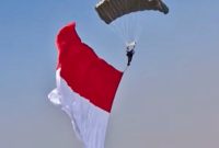 Aksi penerjun Kopassus saat peringatan HUT ke-81 RI di langit Monas, Jakarta, Senin (17/8/2026). (Foto: Tangkapan Layar Video)