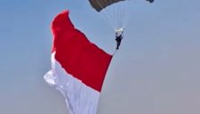Aksi penerjun Kopassus saat peringatan HUT ke-81 RI di langit Monas, Jakarta, Senin (17/8/2026). (Foto: Tangkapan Layar Video)