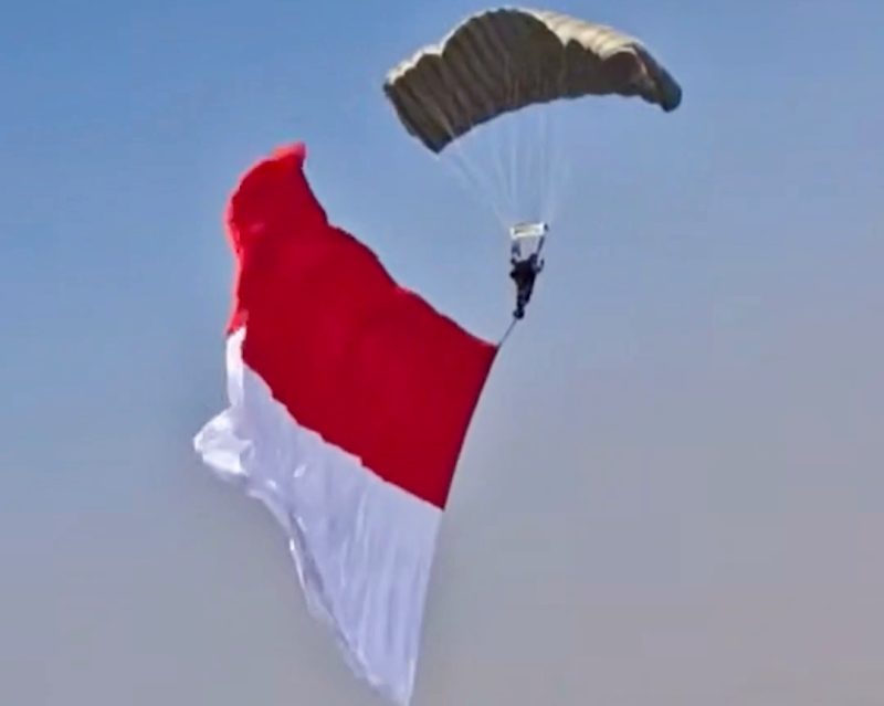 Aksi penerjun Kopassus saat peringatan HUT ke-81 RI di langit Monas, Jakarta, Senin (17/8/2026). (Foto: Tangkapan Layar Video)