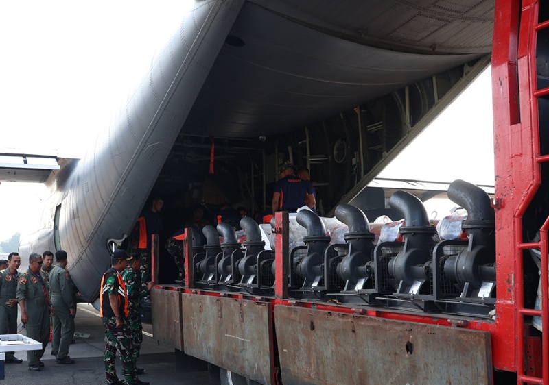 Lanud Halim Perdanakusuma mengerahkan pesawat C-130 Hercules Skadron Udara 31 untuk mengangkut pompa air dan peralatan penanganan karhutla ke wilayah Kalimantan, Selasa (25/8/2026). (Foto: Dok. Lanud Halim)