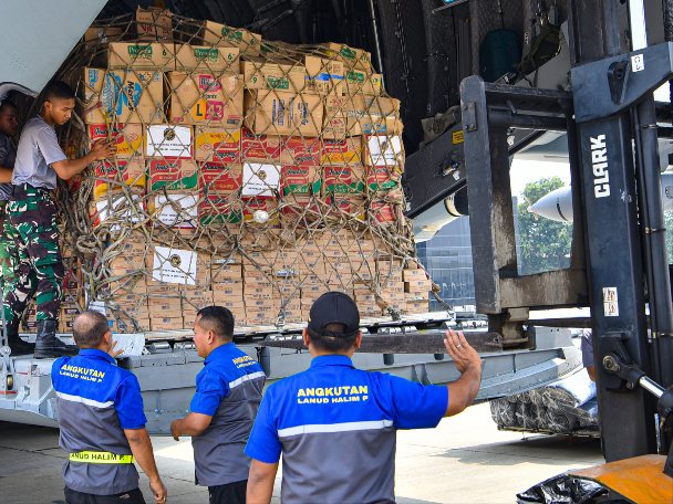 TNI AU AU melalui Lanud Halim Perdanakusuma terus menyalurkan bantuan kemanusiaan bagi masyarakat terdampak gempa di NTT. (Foto: Dok. Lanud Halim)
