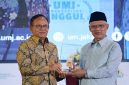 Ketua Dewan Pers Komaruddin Hidayat (kiri) menyerahkan Kartu Wartawan Utama Khusus kepada Ketua Umum PP Muhammadiyah Haedar Nashir (kanan) di Auditorium K.H. Ahmad Azhar Basyir, Gedung Cendekia Universitas Muhammadiyah Jakarta (UMJ), Kamis (13/8/2026). (Foto: istimewa)