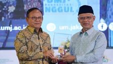 Ketua Dewan Pers Komaruddin Hidayat (kiri) menyerahkan Kartu Wartawan Utama Khusus kepada Ketua Umum PP Muhammadiyah Haedar Nashir (kanan) di Auditorium K.H. Ahmad Azhar Basyir, Gedung Cendekia Universitas Muhammadiyah Jakarta (UMJ), Kamis (13/8/2026). (Foto: istimewa)
