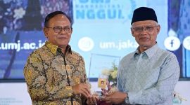 Ketua Dewan Pers Komaruddin Hidayat (kiri) menyerahkan Kartu Wartawan Utama Khusus kepada Ketua Umum PP Muhammadiyah Haedar Nashir (kanan) di Auditorium K.H. Ahmad Azhar Basyir, Gedung Cendekia Universitas Muhammadiyah Jakarta (UMJ), Kamis (13/8/2026). (Foto: istimewa)