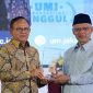 Ketua Dewan Pers Komaruddin Hidayat (kiri) menyerahkan Kartu Wartawan Utama Khusus kepada Ketua Umum PP Muhammadiyah Haedar Nashir (kanan) di Auditorium K.H. Ahmad Azhar Basyir, Gedung Cendekia Universitas Muhammadiyah Jakarta (UMJ), Kamis (13/8/2026). (Foto: istimewa)