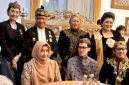 Ketua Majelis Adat Sunda (MASDA) Jawa Barat Anton Charliyan (kedua dari kiri belakang) didampingi Pengurus Bidang Hukum dan Mediasi Anita Fitria (kiri belakang) menghadiri tradisi Panjang Jimat Keraton Kasepuhan Cirebon, Rabu (26/8/2026). (Foto: Dok. MASDA Jabar)