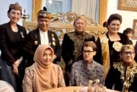 Ketua Majelis Adat Sunda (MASDA) Jawa Barat Anton Charliyan (kedua dari kiri belakang) didampingi Pengurus Bidang Hukum dan Mediasi Anita Fitria (kiri belakang) menghadiri tradisi Panjang Jimat Keraton Kasepuhan Cirebon, Rabu (26/8/2026). (Foto: Dok. MASDA Jabar)
