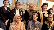 Ketua Majelis Adat Sunda (MASDA) Jawa Barat Anton Charliyan (kedua dari kiri belakang) didampingi Pengurus Bidang Hukum dan Mediasi Anita Fitria (kiri belakang) menghadiri tradisi Panjang Jimat Keraton Kasepuhan Cirebon, Rabu (26/8/2026). (Foto: Dok. MASDA Jabar)