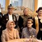 Ketua Majelis Adat Sunda (MASDA) Jawa Barat Anton Charliyan (kedua dari kiri belakang) didampingi Pengurus Bidang Hukum dan Mediasi Anita Fitria (kiri belakang) menghadiri tradisi Panjang Jimat Keraton Kasepuhan Cirebon, Rabu (26/8/2026). (Foto: Dok. MASDA Jabar)