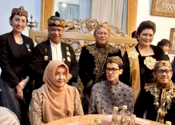 Ketua Majelis Adat Sunda (MASDA) Jawa Barat Anton Charliyan (kedua dari kiri belakang) didampingi Pengurus Bidang Hukum dan Mediasi Anita Fitria (kiri belakang) menghadiri tradisi Panjang Jimat Keraton Kasepuhan Cirebon, Rabu (26/8/2026). (Foto: Dok. MASDA Jabar)