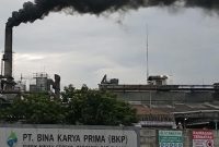 Asap hitam dari aktivitas PT Bina Karya Prima (PT BKP) di Jalan Raya Bekasi KM 27, Kelurahan Pejuang, Kota Bekasi, Jawa Barat.(Foto: istimewa)