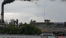 Asap hitam dari aktivitas PT Bina Karya Prima (PT BKP) di Jalan Raya Bekasi KM 27, Kelurahan Pejuang, Kota Bekasi, Jawa Barat.(Foto: istimewa)