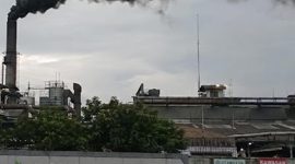 Asap hitam dari aktivitas PT Bina Karya Prima (PT BKP) di Jalan Raya Bekasi KM 27, Kelurahan Pejuang, Kota Bekasi, Jawa Barat.(Foto: istimewa)