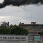 Asap hitam dari aktivitas PT Bina Karya Prima (PT BKP) di Jalan Raya Bekasi KM 27, Kelurahan Pejuang, Kota Bekasi, Jawa Barat.(Foto: istimewa)